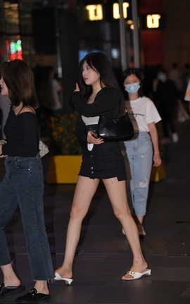 精选街拍作品 NO.1248 黑裙白凉拖街拍_丽丝库