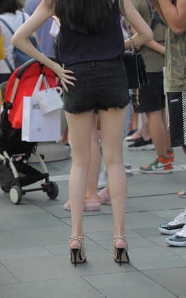 精选街拍作品 NO.0824 摄神街拍作品 纯天然的大长腿热裤小姐姐 part2_丽丝库