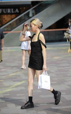 精选街拍作品 NO.0657 四九城嘎子街拍作品 超短裙白嫩小姐姐_丽丝库