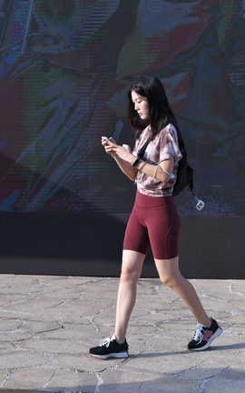 精选街拍作品 NO.1181 红色紧身短裤_丽丝库