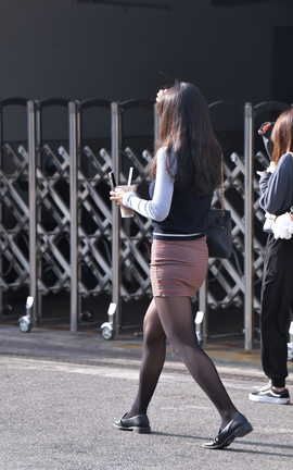 精选街拍作品 NO.1149 绿裙肉丝黑丝 part2_丽丝库