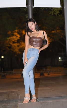 精选街拍作品 NO.1315 一始街拍作品 夜拍蓝色牛仔裤美女 part3_丽丝库