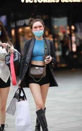 精选街拍作品 NO.0590 四九城嘎子街拍作品 美腿月牙性感小姐姐_丽丝库