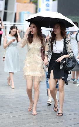 精选街拍作品 NO.1020 辉辉街拍作品 金色碎花连衣裙美丽长腿小姐姐_丽丝库