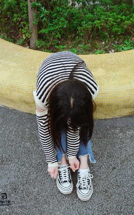 织梦映像 NO.016 少女牛仔裤草地白袜_丽丝库