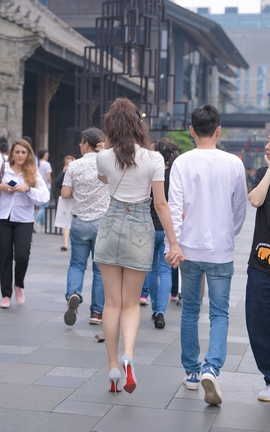 精选街拍作品 NO.0990 摄神街拍作品 柳丁高跟 白皙美腿女友_丽丝库