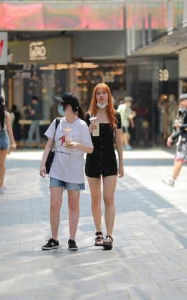 精选街拍作品 NO.0693 玻璃街拍作品 黑色性感包臀裙_丽丝库