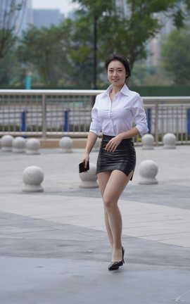 精选街拍作品 NO.0474 牛男街拍 紧俏的制服皮裙女孩 part4_丽丝库