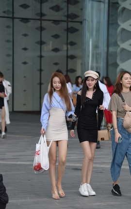 精选街拍作品 NO.0951 摄神街拍作品 白白嫩嫩腿在我前面晃_丽丝库