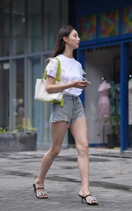 精选街拍作品 NO.1312 一始街拍作品 蓝色牛仔热裤美女 part2_丽丝库