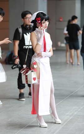 精选街拍作品 NO.1017 辉辉街拍作品 极品高开衩旗袍白色丝袜美腿美眉_丽丝库