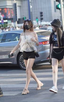 精选街拍作品 NO.1495 热裤美腿闺蜜_丽丝库