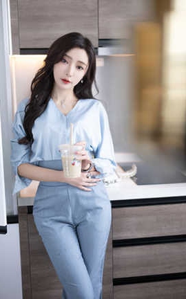 王馨瑶Yanni – 灰蓝色西裤配丝绸上衣_丽丝库