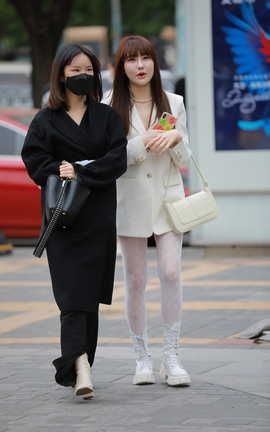 精选街拍作品 NO.0655 四九城嘎子街拍作品 白色蕾丝袜小美女_丽丝库