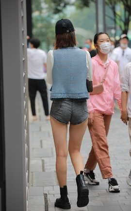 精选街拍作品 NO.0731 四九城嘎子街拍作品 热裤月牙长腿少妇_丽丝库