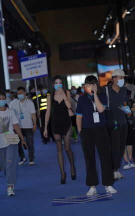 精选街拍作品 NO.1174 黑丝长腿逛车展_丽丝库