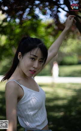 物恋传媒 No.026 小萱 白T恤与黑色渔网袜更配哦_丽丝库