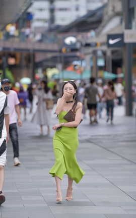 精选街拍作品 NO.1089 视觉冲击街拍作品 抹胸美少妇_丽丝库