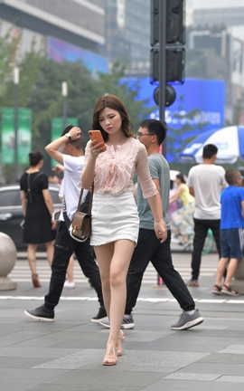 精选街拍作品 NO.1026 摄霸街拍作品 三位美女中腿最美的一个小姐姐_丽丝库