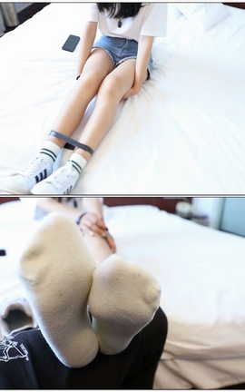 誉铭传媒 袜足摄影  牛仔热裤少女闻自己的臭鞋棉袜[1920X1080][12分1秒]_丽丝库