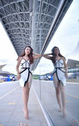 精选街拍作品 NO.1039 小海街拍作品 车展把车模小姐姐带出展厅会发生什么 part2_丽丝库