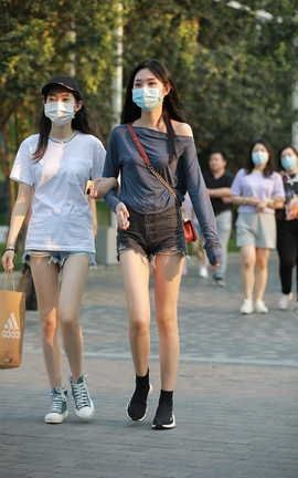 精选街拍作品 NO.0745 四九城嘎子街拍作品 热裤美腿闺蜜_丽丝库