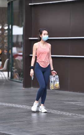 精选街拍作品 NO.1157 蓝色瑜伽裤_丽丝库