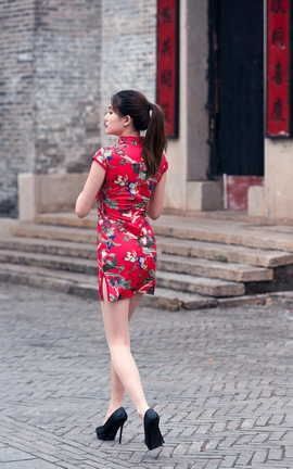 精选街拍作品 NO.0547 极品丝足美腿高叉旗袍古村行 part2_丽丝库