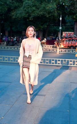 精选街拍作品 NO.0930 御风街拍作品 极品美腿美女欣欣裸脚街拍_丽丝库