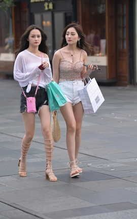 精选街拍作品 NO.0901 摄神街拍作品 倆闺蜜 换鞋子_丽丝库