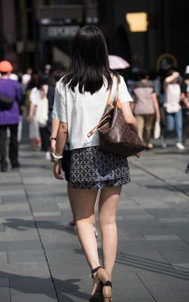 精选街拍作品 NO.1398 喝咖啡的美女_丽丝库