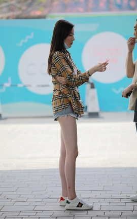 精选街拍作品 NO.1092 玻璃街拍作品 热裤长腿女友_丽丝库