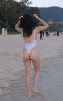 精选街拍作品 NO.1202 一始街拍作品 海边的白色连体比基尼美女 part4_丽丝库