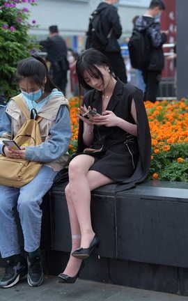 精选街拍作品 NO.0999 摄神街拍作品 步行街中的美腿薄丝美女_丽丝库