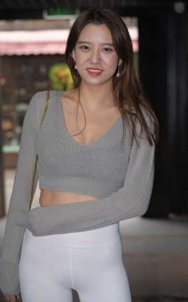 精选街拍作品 NO.0538 红石街拍摄影作品 白色紧身裤大长腿美女 part1_丽丝库