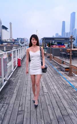 精选街拍作品 NO.0485 御风街拍 白色吊带肉丝美女畅游琶醍轻轨 part1_丽丝库