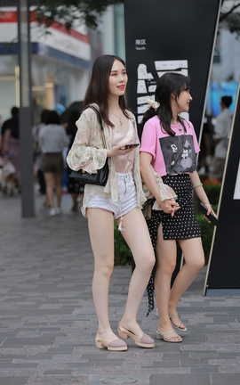 精选街拍作品 NO.0669 四九城嘎子街拍作品 白嫩热裤小姐姐_丽丝库