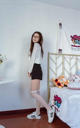 物恋传媒 NO.1031 菜菜-高跟鞋、贝壳头、白色长筒丝袜、黑色长筒丝袜、黑色过膝棉袜_丽丝库