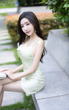 王馨瑶Yanni – 绿色丝绸拼红色睡裙_丽丝库