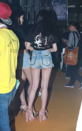 精选街拍作品 NO.0532 销魂而甜美的大长腿美女_丽丝库