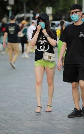 精选街拍作品 NO.0712 玻璃街拍作品 绿色热裤漂亮女友_丽丝库