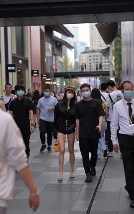 精选街拍作品 NO.1084 视觉冲击街拍作品 这热裤修长的美腿也太迷人了吧_丽丝库