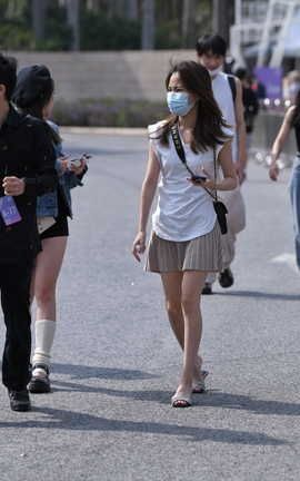 精选街拍作品 NO.1165 亚力山大王凉拖短裙_丽丝库