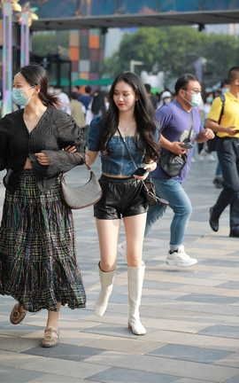 精选街拍作品 NO.0751 四九城嘎子街拍作品 黑皮热裤闺蜜_丽丝库