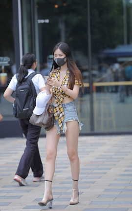 精选街拍作品 NO.1206 牛仔热裤透明高跟鞋的时尚女生_丽丝库