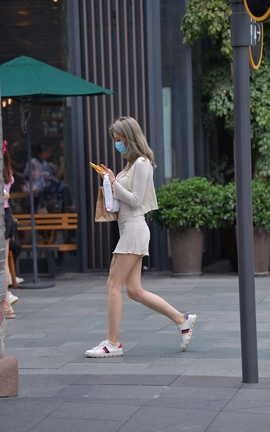 精选街拍作品 NO.1068 视觉冲击街拍作品 黄昏下de性感小姐姐_丽丝库