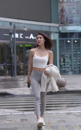 精选街拍作品 NO.1223 一始街拍作品 灰色瑜伽裤美女 part3_丽丝库