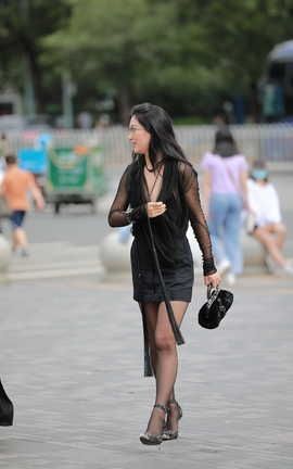 精选街拍作品 NO.0626 四九城嘎子街拍作品 黑色系真空美少妇_丽丝库