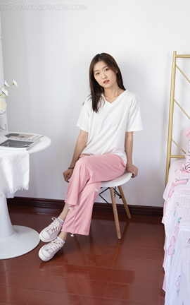 物恋传媒 NO.1024 小小-运动鞋、白色短棉袜、裸足_丽丝库